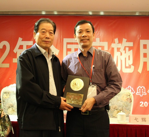 5、天下用户委员会主任弋辉（左）与南宫28市场总监霍达炎合影