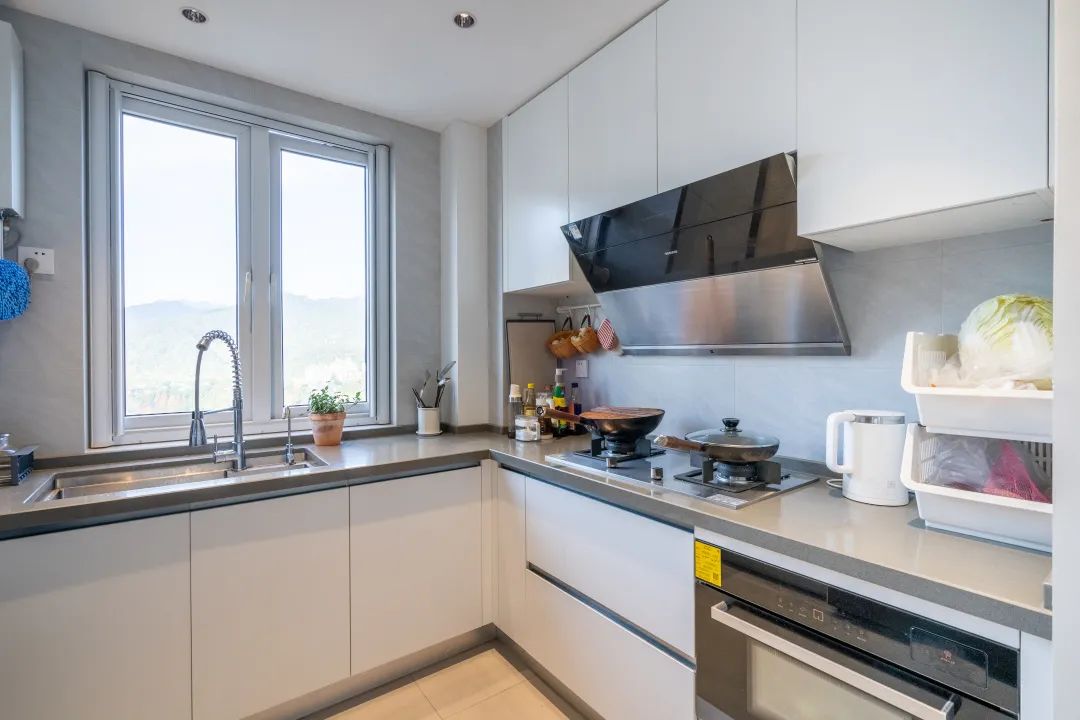 南宫28地砖打造素色水泥厨房效果图